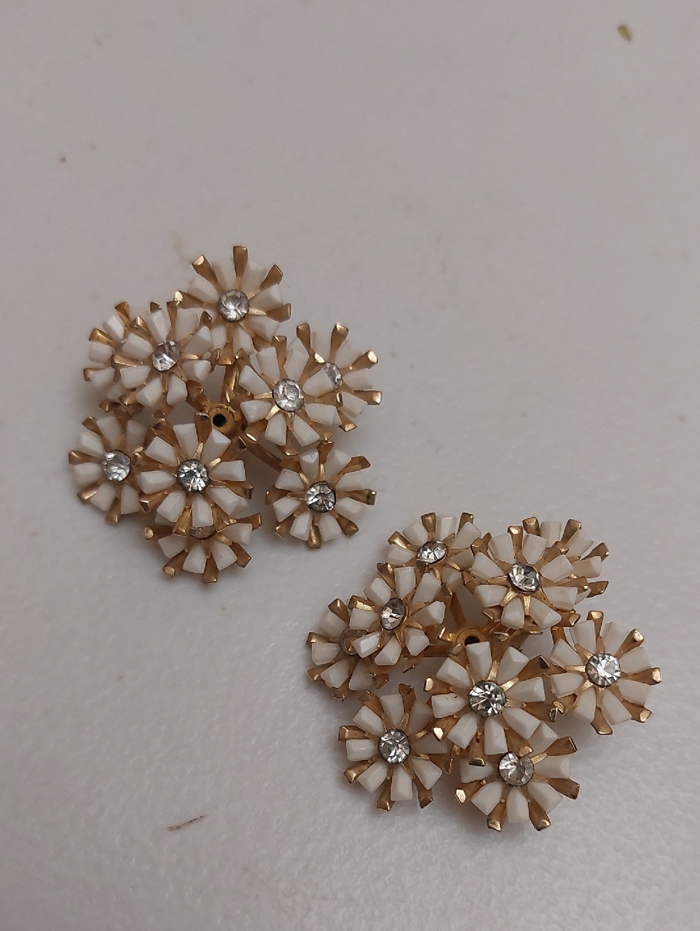 CORO True Vtg White Gold Tone Dramatic Flower Cluster Clip On Earrings Repaired